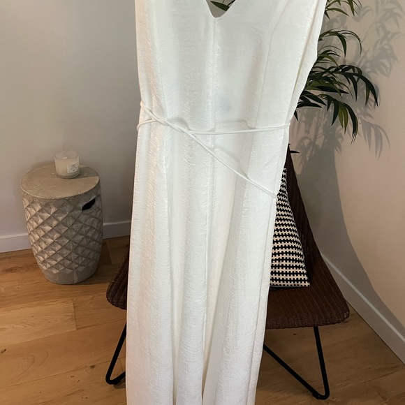 Never worn deep V midi dress in ivory, size small - Picture 4 of 8
